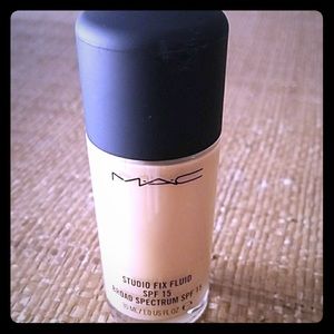 Mac StudioFix Liquid Foundation shade NC20